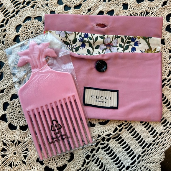 Gucci Beauty Comb with Pink Pouch with Floral Trim - Picture 2 of 5